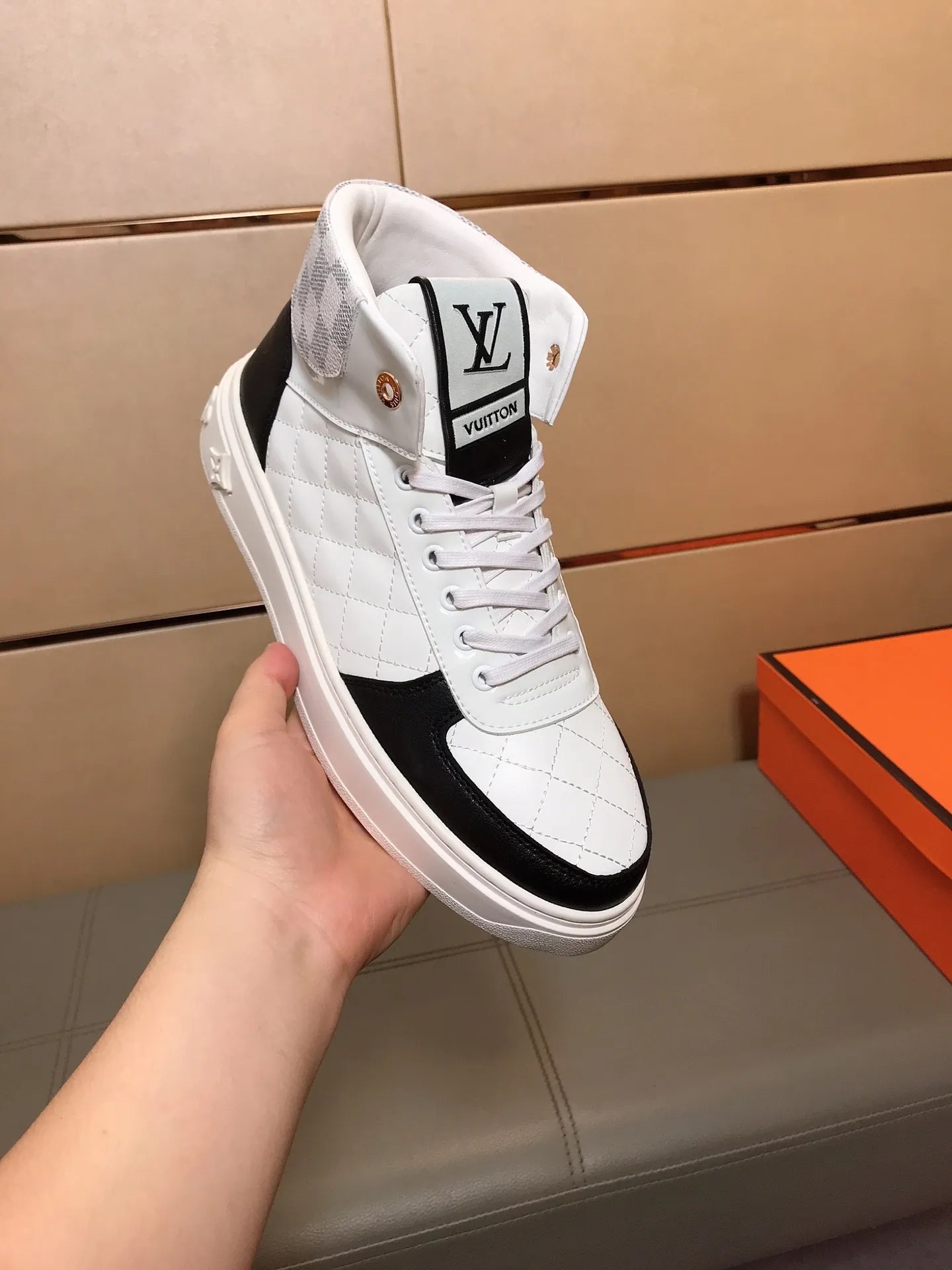 Factory price 400 👟👟🤝 (LV Louis Vuitton) New Korean style high-top casual shoes for men [Proud] hot style, imported cowhide with original printing, genuine leather lining, wear-resistant and non-slip rubber outsole. If you are still worried about wearing matching shoes, then these shoes are your best choice! Code number: 38-44